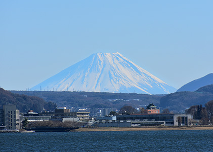 朱白近くの湖岸から撮影された富士山