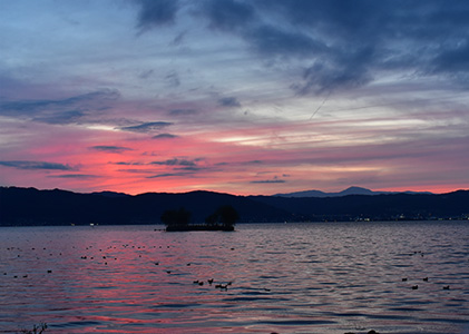 鮮やかな夕焼け色に染まる空と諏訪湖